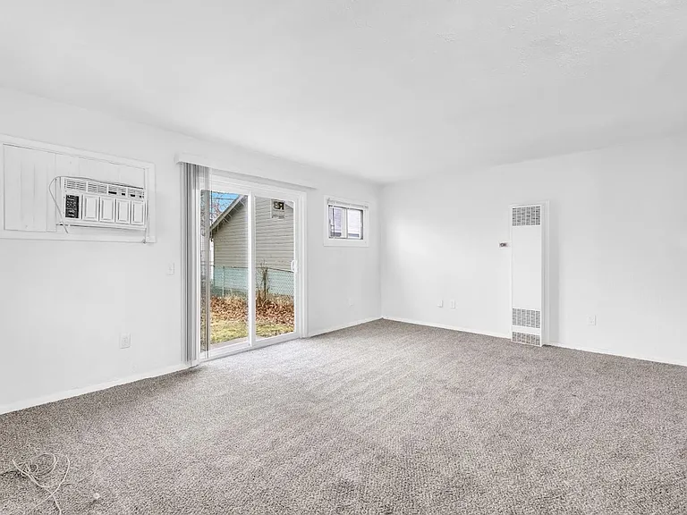 27151 Farringdon Ave — Photo 19