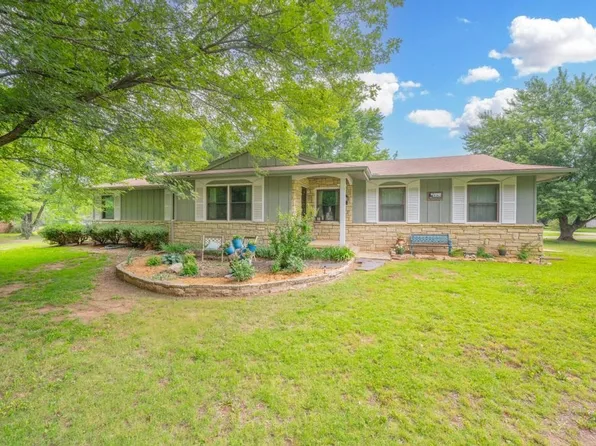 2820 Lakeshore Dr, Winfield, KS 67156