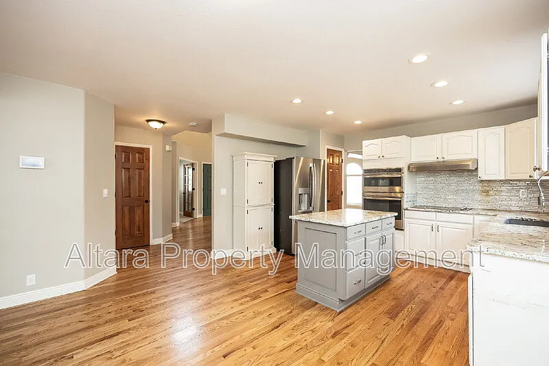 5 bed, 3.5 bath, 3600 sqft, $3,275 — Photo 4