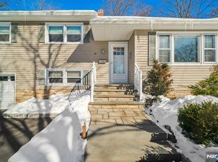 16 Windsor Dr, Park Ridge, NJ 07656