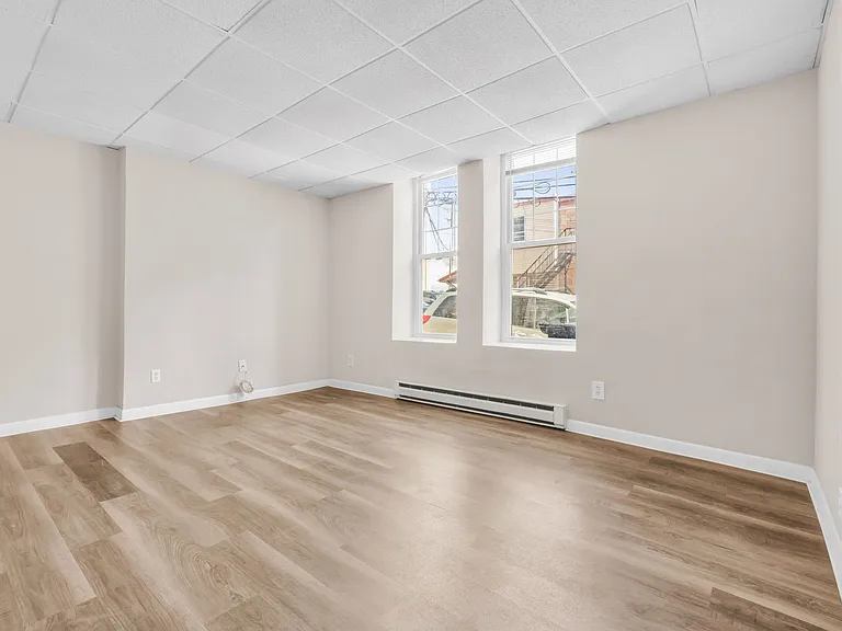 439 W Walnut St — Photo 12