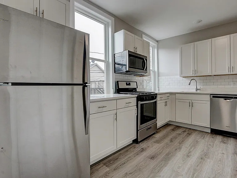 2815 N Hamlin Ave #2R — Photo 2