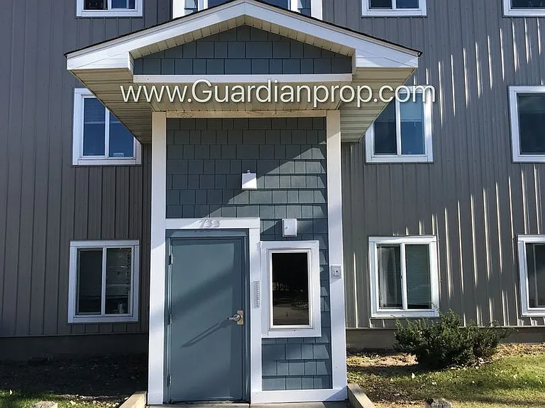 735 Tyler St NE #8 — Photo 3