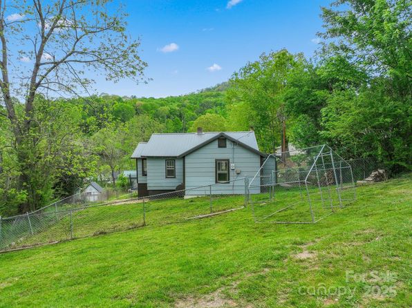 82 Lincoln Park Rd, Burnsville, NC 28714