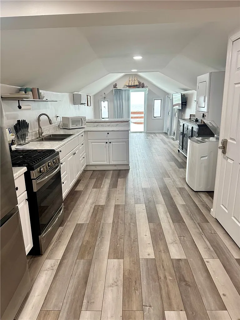 1 bed, 1.0 bath, 694 sqft, $1,600 — Photo 3