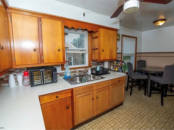 4th image of 2850 Roy St