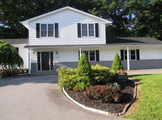 9059 Old Meadow Dr, Chagrin Falls, OH 44023