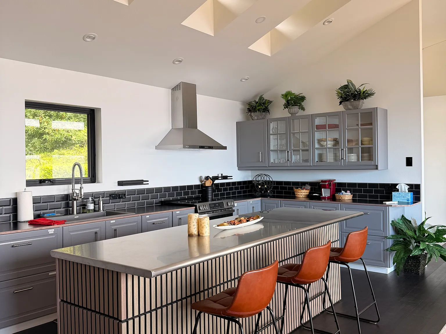 2 bed, 2.5 bath, 1730 sqft, $6,500 — Photo 3