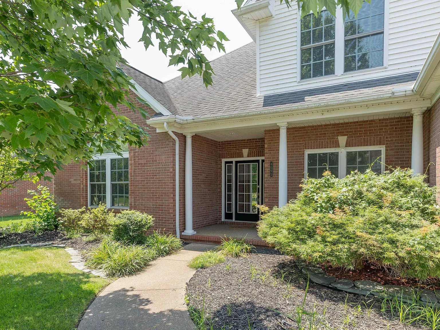 5 bed, 2.5 bath, 2803 sqft, $2,995 — Photo 2