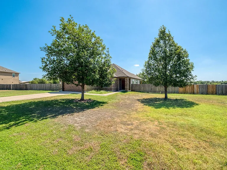 117 Brittany Ln — Photo 3