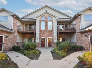 628 Hillcrest Rd #G, Saukville, WI 53080