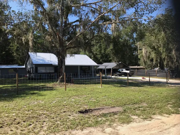 109 Center Ave, Pomona Park, FL 32181