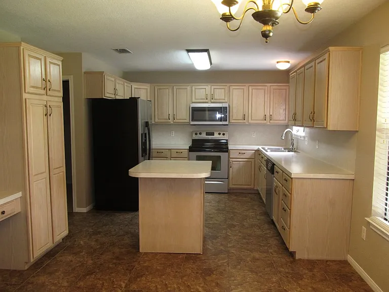 602 Northcliffe Dr — Photo 6