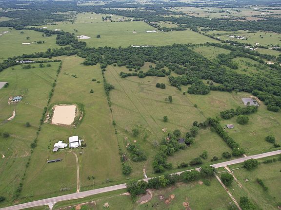 4th image of 829 Farm Road 71 W