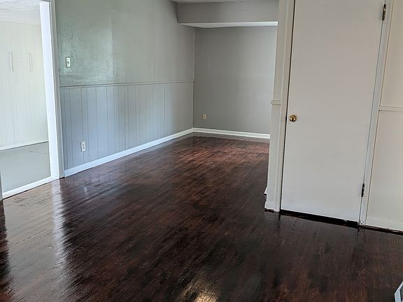5th image of 315 Banff Cir