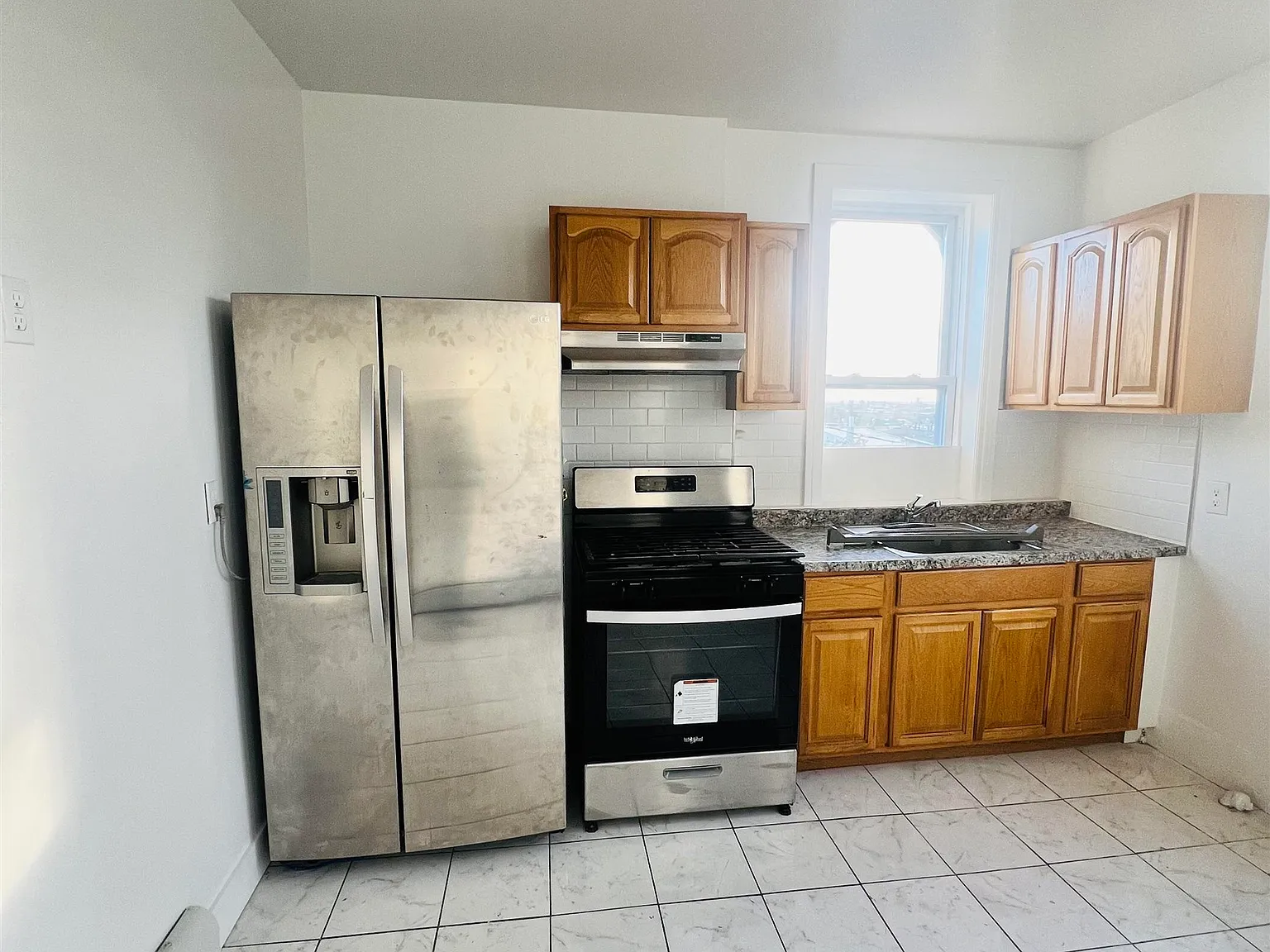 3 bed, 1.0 bath, 1000 sqft, $2,520 — Photo 3