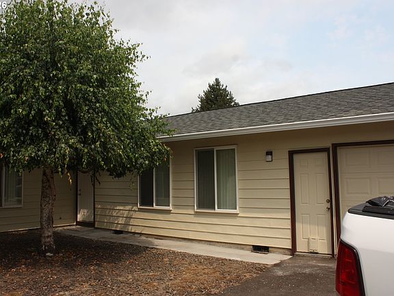 3rd image of 1833 NE Barberry Dr