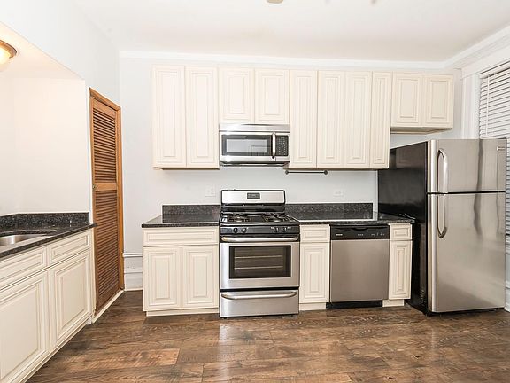 2nd image of 2539 W Walton St #1