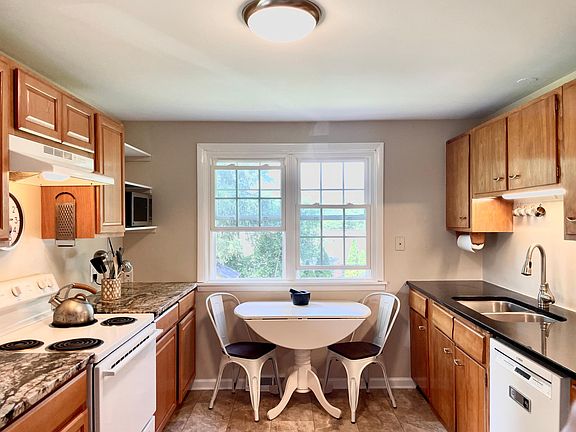 4th image of 122 Sargent Ln