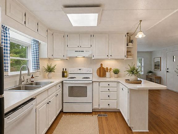 3rd image of 443 Ashwood Dr