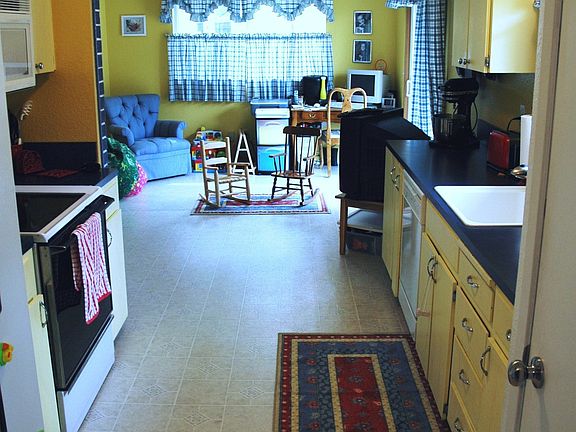 Updated kithchen w/ adjacent family room