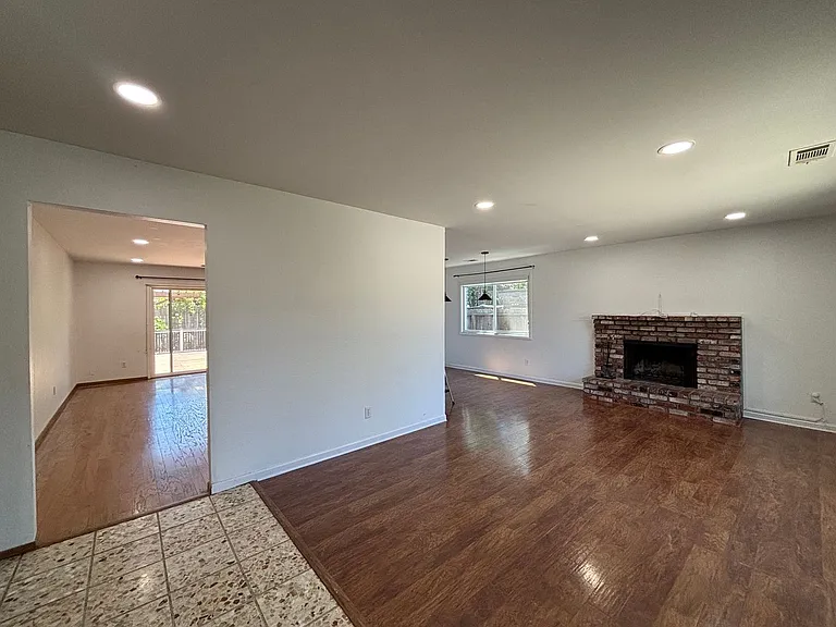 2102 California Dr — Photo 19