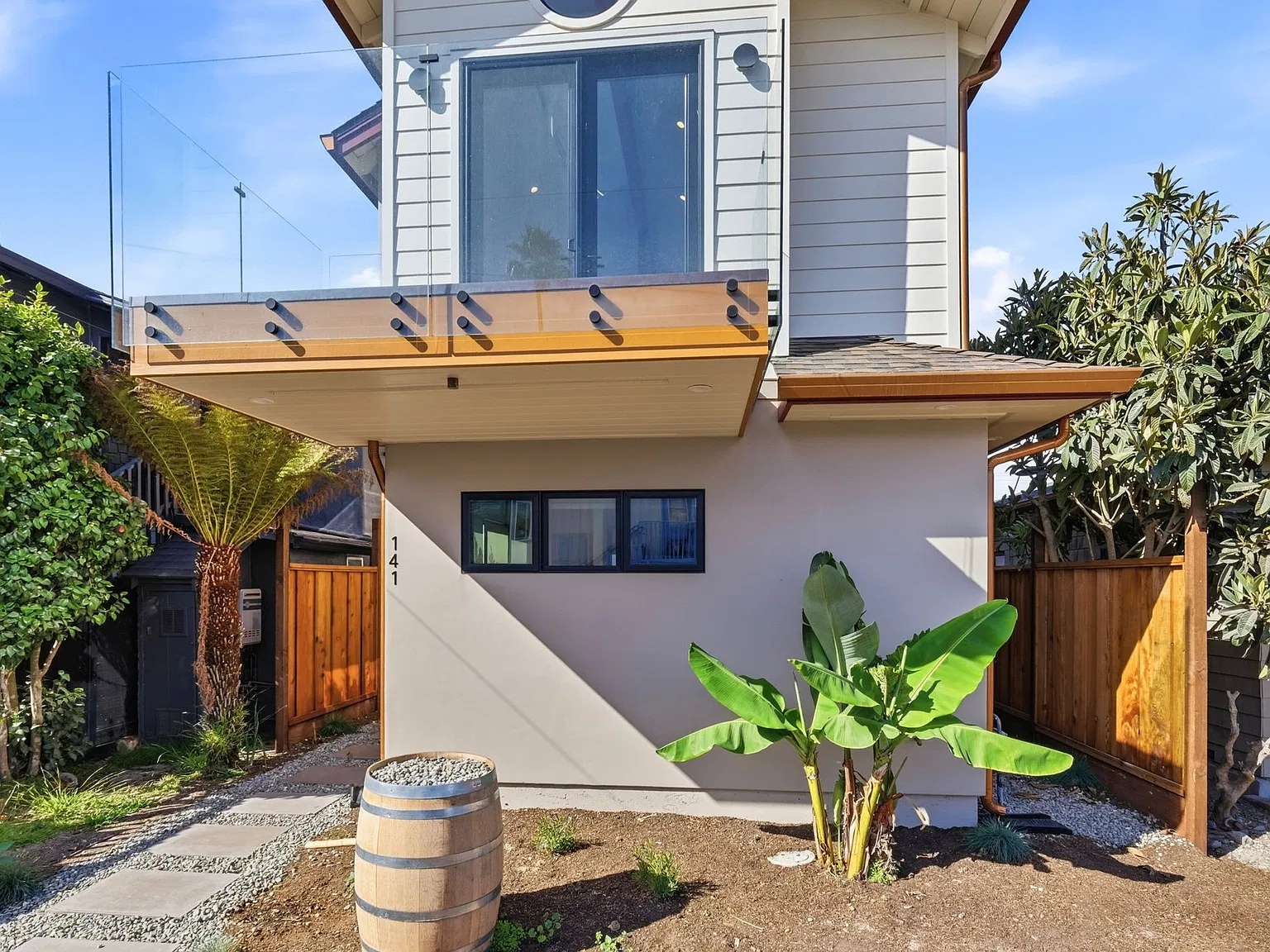 3 bed, 2.5 bath, 1410 sqft, $7,700 — Photo 2