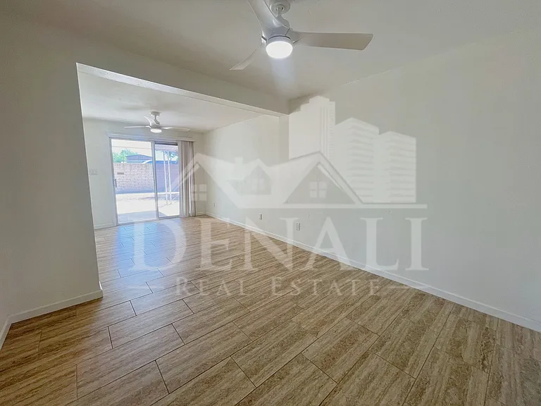 2401 E Meadowbrook Ave — Photo 23