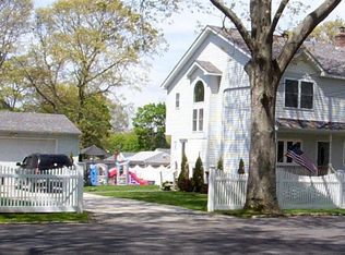 10 Walnut St, Lake Grove, NY 11755