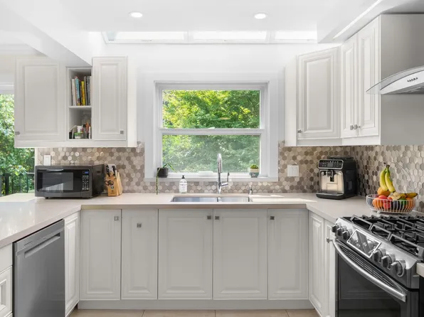 230 W 16th St #4, North Vancouver, BC V7M 1T6