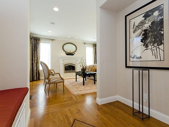 4th image of 560 Glenbrook Dr