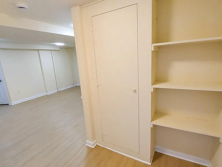 228 Manor Cir #7 — Photo 7