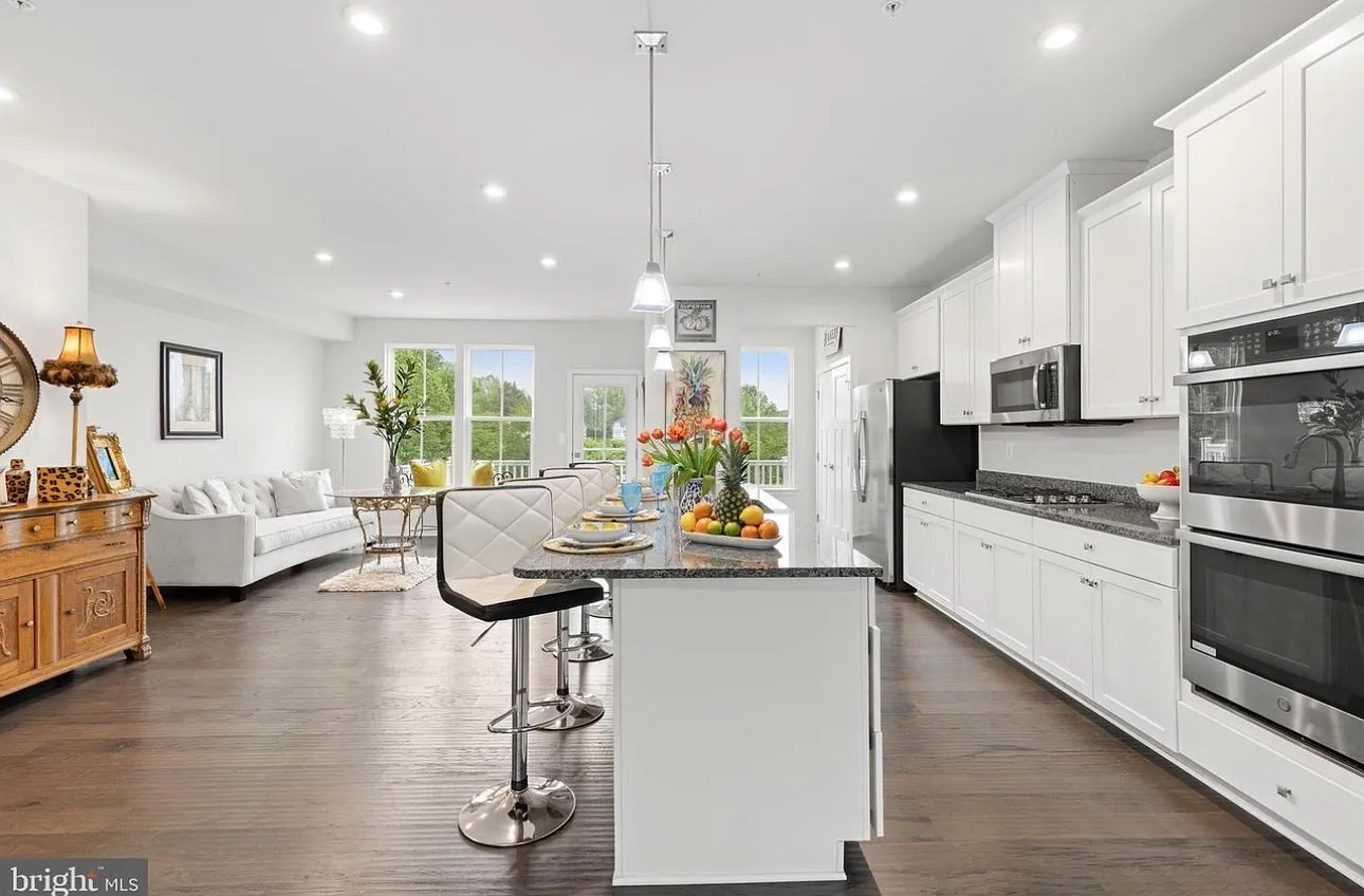 3 bed, 3.5 bath, 2500 sqft, $3,500 — Photo 3