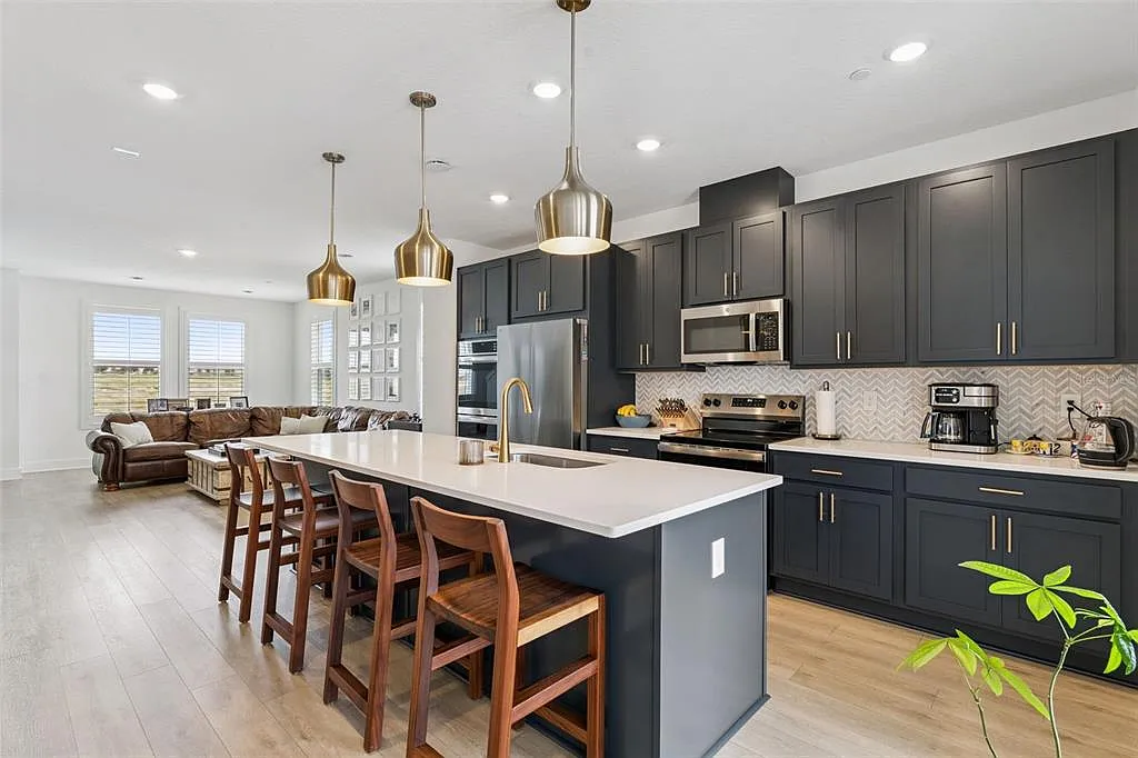 3 bed, 3.5 bath, 2072 sqft, $4,000 — Photo 2