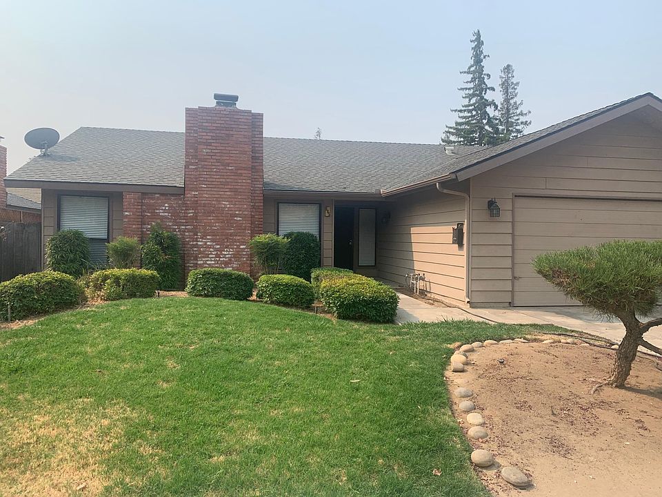 Double car garage. Lawn sprinklers on timers.