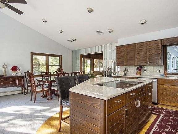 4th image of 34 Thompson Hill Dr