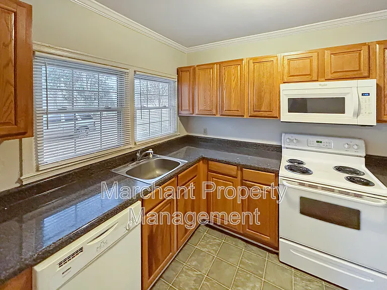 665 Ravenel St — Photo 7