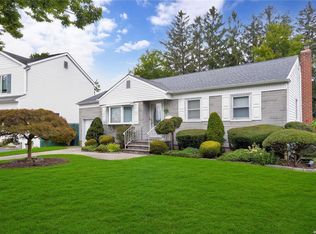 83 Knickerbocker Rd N, Plainview, NY 11803