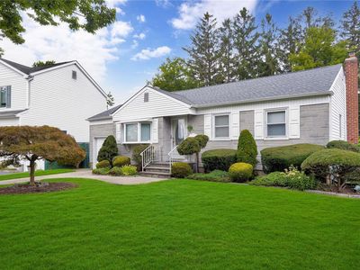 83 Knickerbocker Road, Plainview, NY, 11803