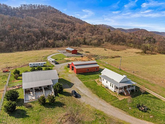 3rd image of 1585 Rocky Valley Rd