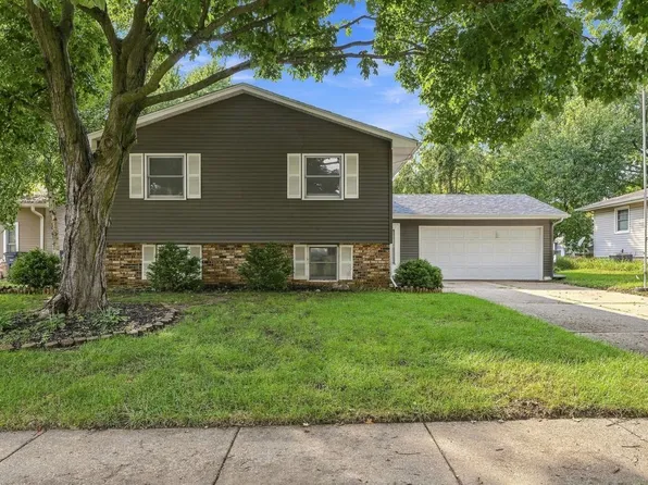 3330 Fairview Dr, Bettendorf, IA 52722