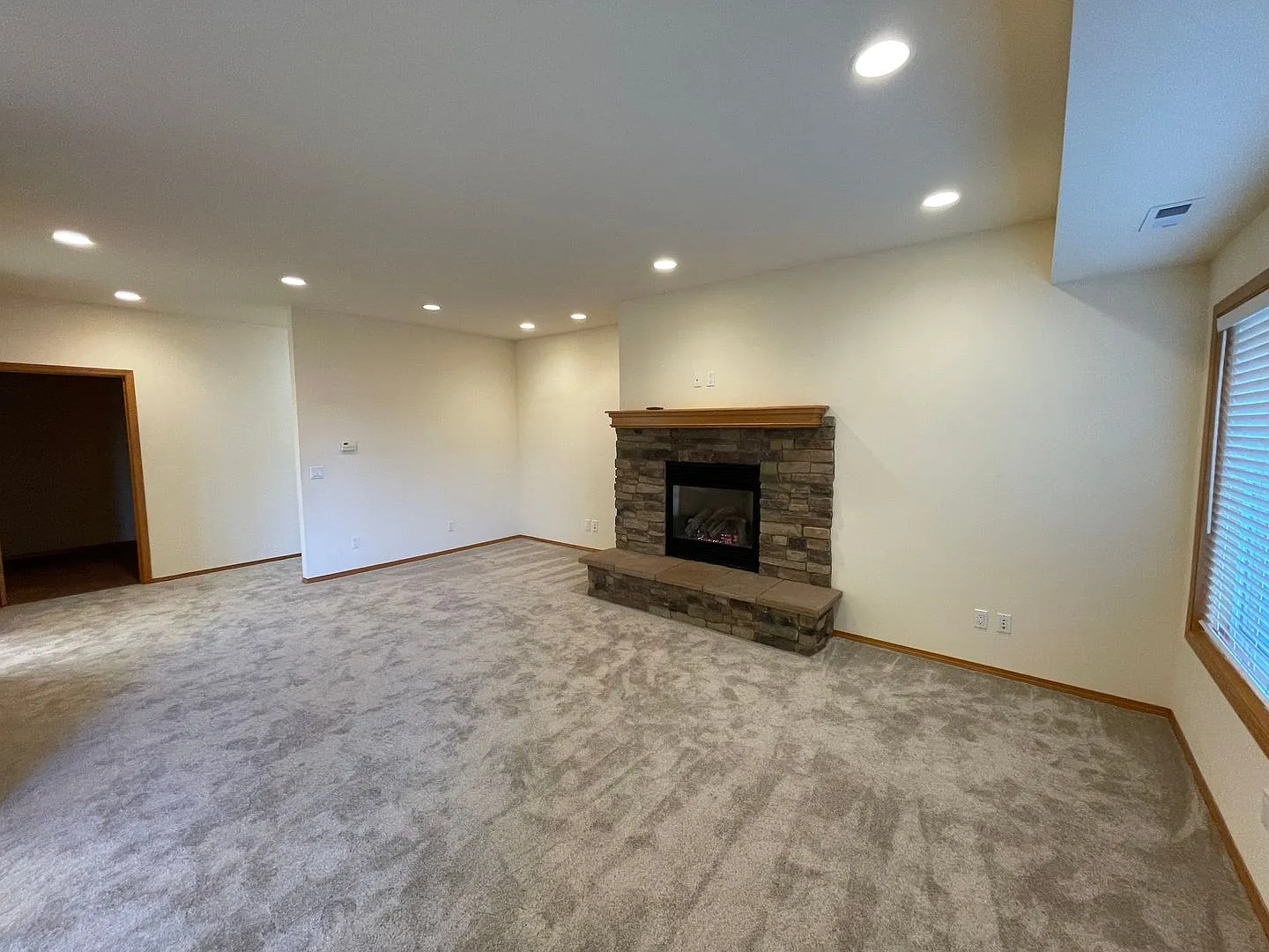 Spacious and Updated 2 Bedroom plus den Apartment — Photo 3