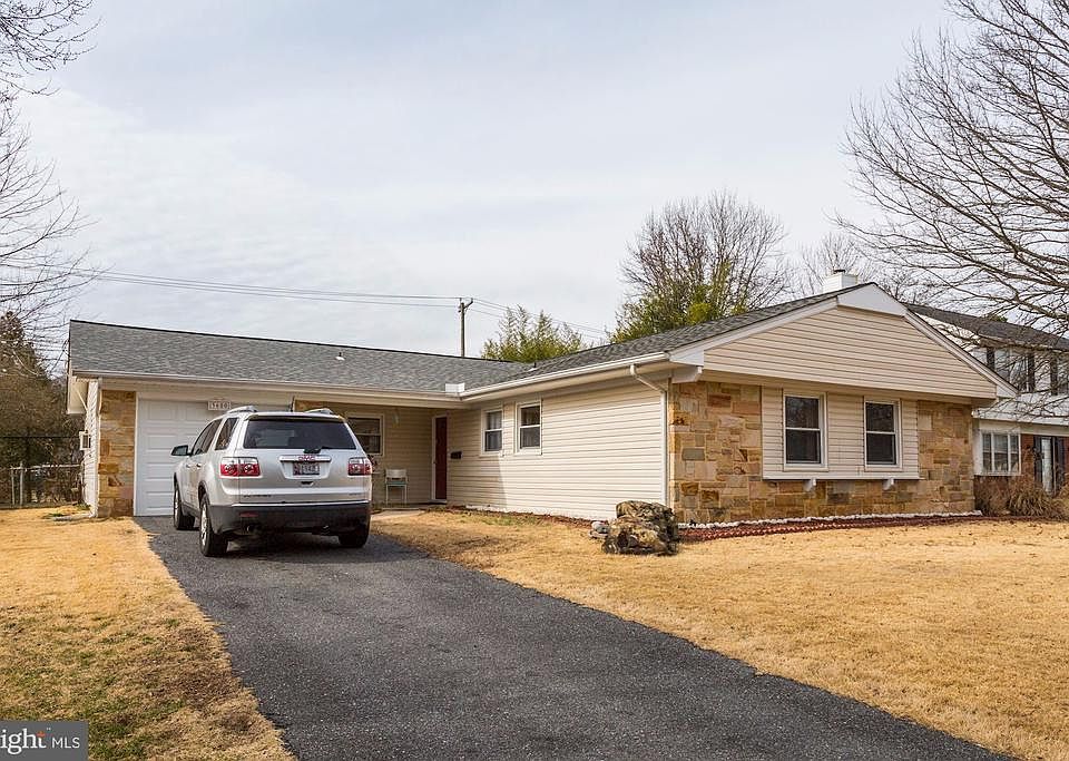 Long Driveway, Enough Space For Three Cars