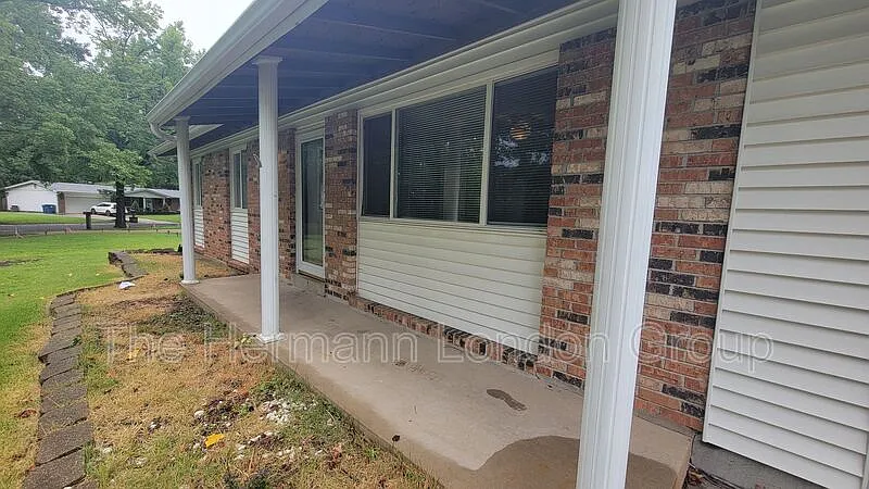 3 bed, 1.5 bath, 1040 sqft, $1,325 — Photo 2