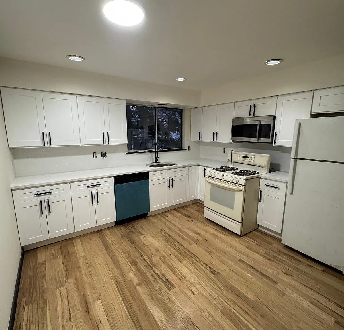 3 bed, 920 sqft, $2,500 — Photo 1