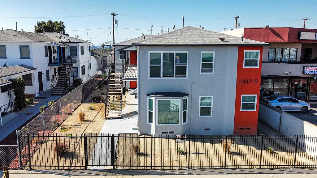 Building Photo - 10819 S Western Ave
