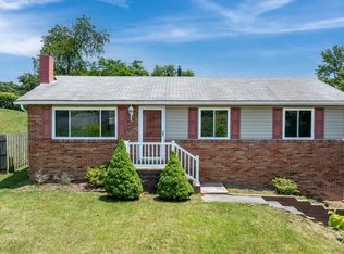 118 Farmcrest Dr, Oakdale, PA 15071