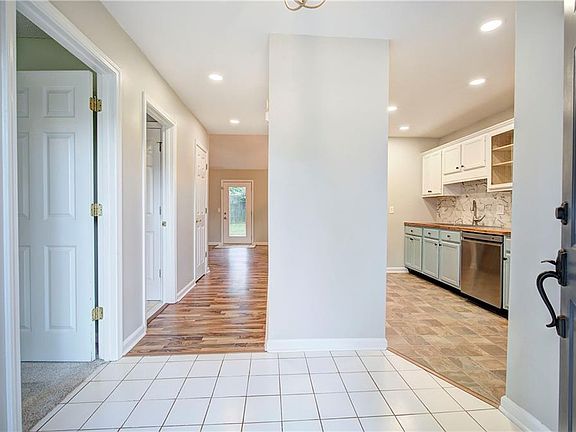 4th image of 15 Norland Ct