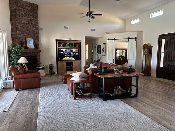Great room with built in entertainment niche. Entertainment center cabinet stays.