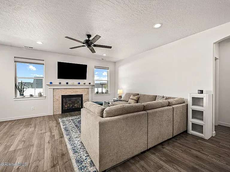 3 bed, 1574 sqft, $2,695 — Photo 4